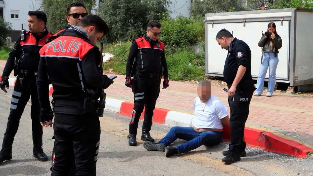 Antalya’da polisten kaçan şahsın attığı poşetten bakın ne çıktı!