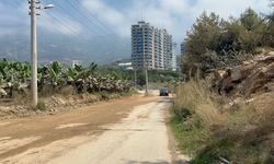 Alanya'da yol yapıldı, elektrik direği ortada kaldı!