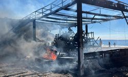 Kleopatra plajında yangın paniği! Büfe alevlere teslim oldu