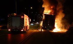 Antalya'da elektronik eşya yüklü nakliye aracı cayır cayır yandı!