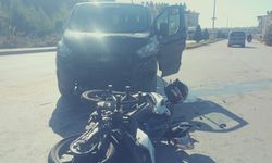 Kaza yaptı, kaskı sayesinde hayatta kaldı!