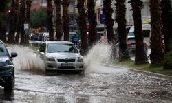 Antalya sel içinde kaldı! Yıldırım vatandaşları korkuttu