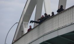 5 yıl önce başaramadı, boynunda ip, elinde bıçakla köprüde canına kıymaya çalıştı!