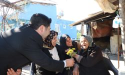 Aksu Belediyesi ihtiyaç sahiplerinin elinden tuttu, gıda kolisi dağıtıldı