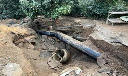 Alanya’da DSİ borusu patladı: Park halindeki araç portakal bahçesine uçtu