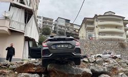 Alanya’da ilginç kaza: Geri manevra yapan araç asılı kaldı