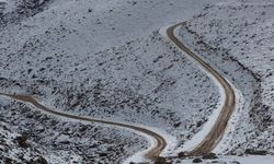 Antalya'da aşağıda denize giriyorlar, yukarıda kar yağıyor!