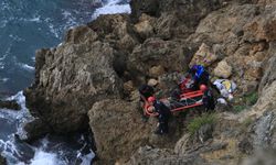 Antalya’da balık tutarken düşen adamı deniz polisi kurtardı