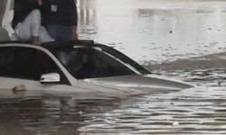 Antalya'da sağanak şehri sele boğdu: Araçlar suda mahsur kaldı!