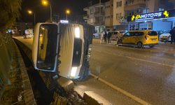 Serik'te korkutan kaza: Taksiyle kamyonet çarpıştı, 2 kişi yaralandı