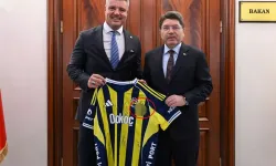 Sadettin Saran Bakan Tunç'a gözaltındaki futbolcunun imzalı formasını hediye etti!