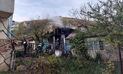 Çakmağını doldurmak istedi: Hem kendini hem evi yaktı