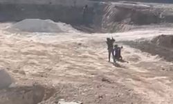 Çocuk işçiye acımasız i.kence! Biri dövdü, diğeri izledi