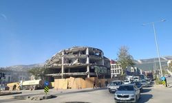 Depremde hasar almıştı, tek darbeyle yerle bir oldu