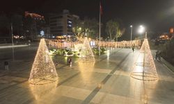 Antalya’da yeni yıl coşkusu sokaklara taştı