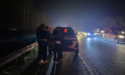 Direğe çarpan tır devrildi, kopan demirler etrafa savruldu