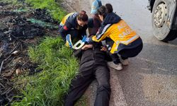 Direksiyon hakimiyeti kaybedilen minibüs elektrik direğine çarptı, 2 yolcu yaralandı