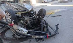 Direksiyon hakimiyetini kaybetti, aydınlatma direğine çarpıp takla attı