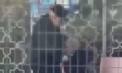 İki yaşlı adam durakta uygunsuz halde görüldü! Vatandaş polise şikayet etti!