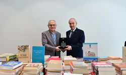 Eğitim görevlisinden kütüphaneye 2 bin kitaplık bağış