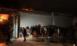 Ekipler yangını söndürmek, esnaf araçları kurtarmak için seferber oldu