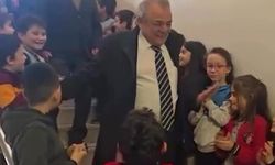 Emekli olan öğretmenin duygusal anları: “Hatıran yeter” şarkısıyla veda ettiler