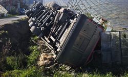 Gazipaşa'da kamyon devrildi: 1 yaralı