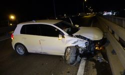 Manavgat'ta otomobil bariyerlere çarptı: 2 yaralı