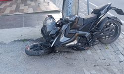 Otomobille çarpışan motosiklet hurdaya döndü: 1 yaralı