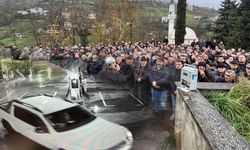 Her şey kamerada: Arkadaşı marketteyken direksiyon başına geçti, faciaya neden oldu