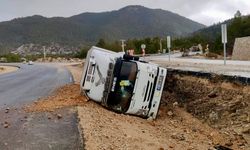 Akseki'de kontrolden çıkan kamyon devrildi