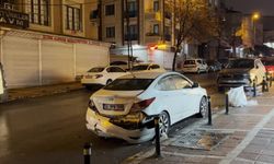 Kaza geliyorum dedi, durduğu yerde iki aracın arasında kaldı