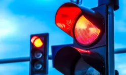 Kırmızı ışıkta geçerken iki kez düşünün: Ehliyet iptal edilecek!