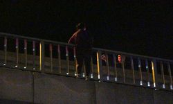Köprüden atlamaya teşebbüs edip ikna edildi, bir vatandaş "Ben olsam çoktan atlamıştım" dedi