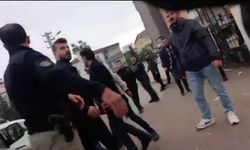 Meslektaşını kaybeden polisler gazetecileri darbetti