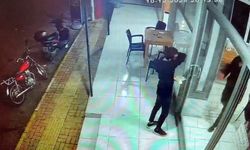 Kendi sildiği camı göremeyen garson yüzünü çarptı!