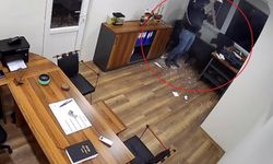 Tavan bir anda çöktü, kendini ofisin içinde buldu