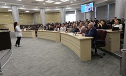 ‘Yaşlı Dostu Kepez’ üniversite öğrencilerine sahada anlatıldı