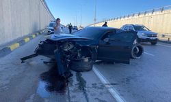 Serik ilçesinde lüks otomobil kaza sonucu hurdaya döndü