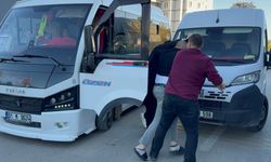 Sürücülerin birbirlerinden şikayetçi olmadığı kavgaya üçüncü kişi damga vurdu