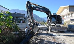 Kemer'de ekipler çalışıyor, drenaj hattı döşeniyor