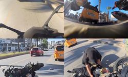 Taksiye çarpan motosiklet sürücüsü kaskı sayesinde hayatta kaldı