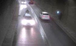 Tünelde aniden duran otomobile motosiklet çarptı