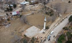 Cemaat var, imam var, minare var: Camii yok!