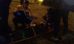 Yağışın etkisiyle kaza yaşandı, çevredeki vatandaşlar yaralılar ıslanmasın diye şemsiye tuttu!