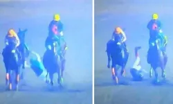 Acı ölüm: Attan düşen jokey başka bir atın altında kaldı!
