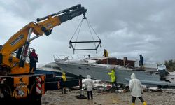 Antalya'da hortum teknelere zarar verdi, tekneler vinçlerle kurtarıldı