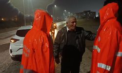 Mahsur kaldığı yerden itfaiye ekipleri kurtardı, "Ben yüzerek çıkardım, aracım için çağırdım" dedi