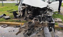 Hakimiyeti kaybetti, kaza yaptı: Otomobil paramparça oldu!