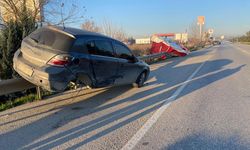 Serik’te iki otomobil çarpıştı: Kaza sonrası araç bariyere asılı kaldı